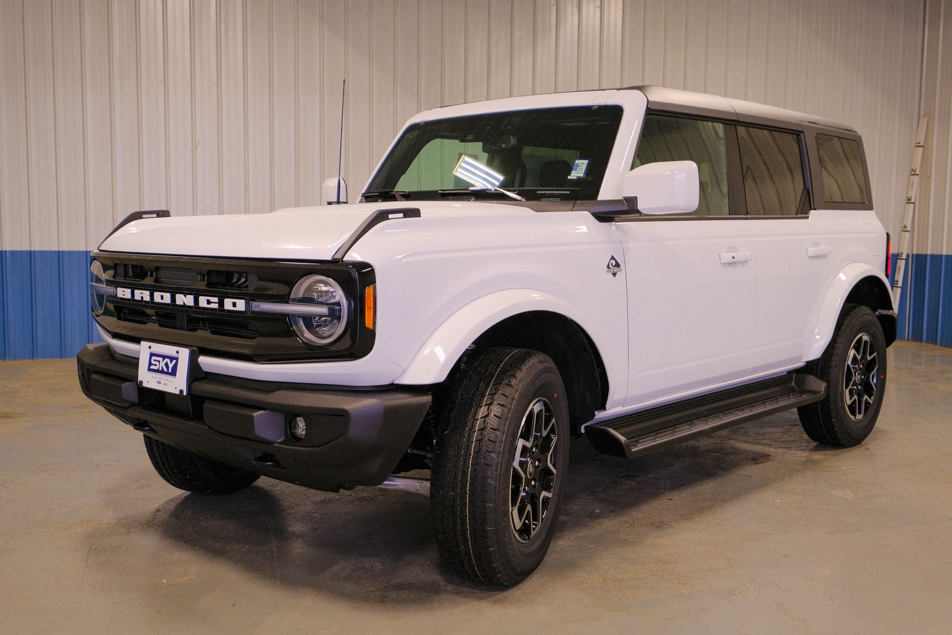 2025 Ford Bronco Outer Banks in Oxford White — front three-quarter view